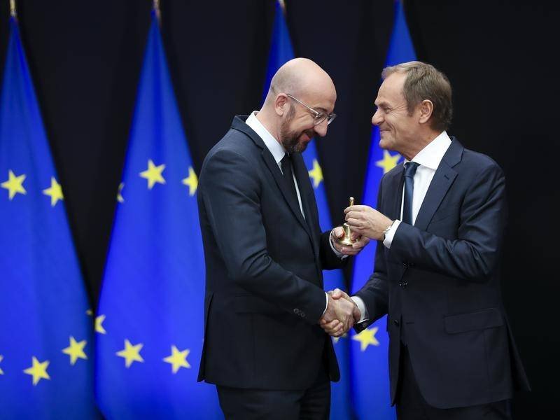 Доналд Туск дава на Анри Мишел (ляво) звънеца за заседанията на Съвета на ЕС