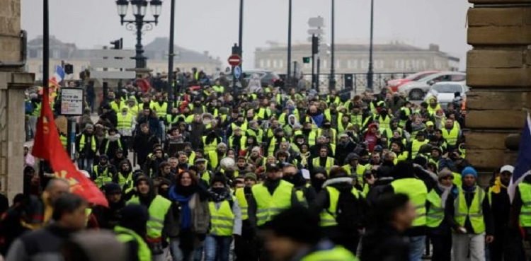 "Жълтите жилетки" година по-късно: Спад на ентусиазма и търсене на нова мобилизация