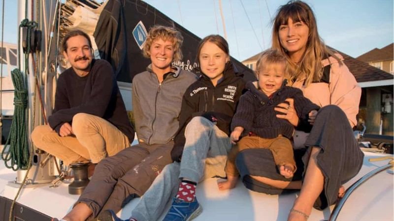 Грета Тунберг на борда на "Вагабонд" с домакините Райли Уайтлъм, Илейна Караузу, техния малък син и мореплавателката Ники Хендерсън, сн. Инстаграм.