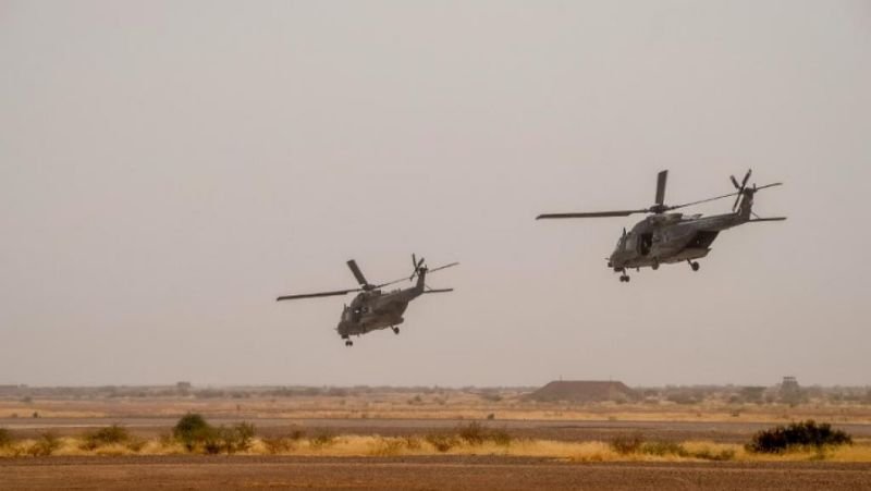 Тринайсет френски военни загинаха при сблъсък на два хеликоптера в Мали