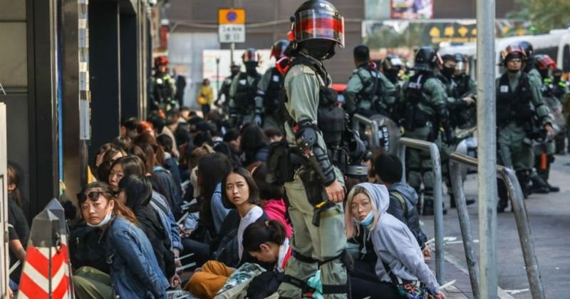 Полицията в Хонконг щурмува кампус, окупиран от протестиращи студенти