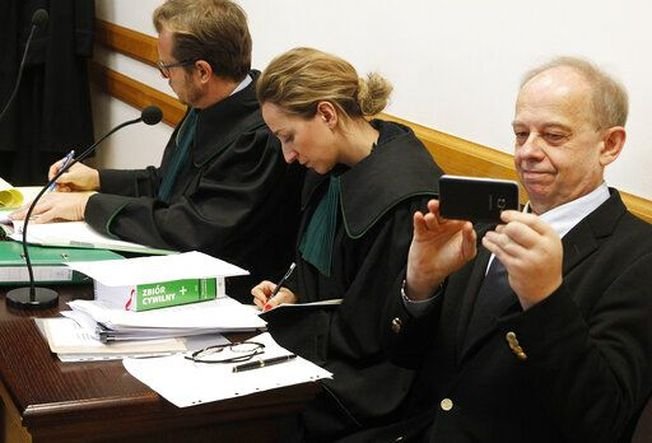 Професор Войчех Садурски (дясно) в съдебната зала във Варшава заедно със своите адвокати