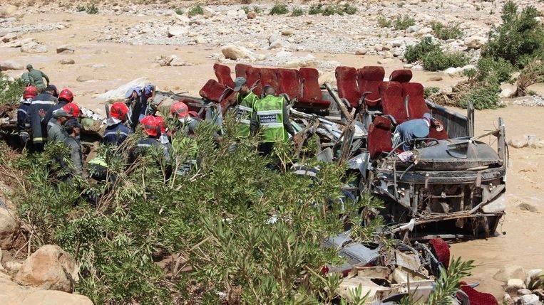 Останките от катастрофиралия автобус в Мароко