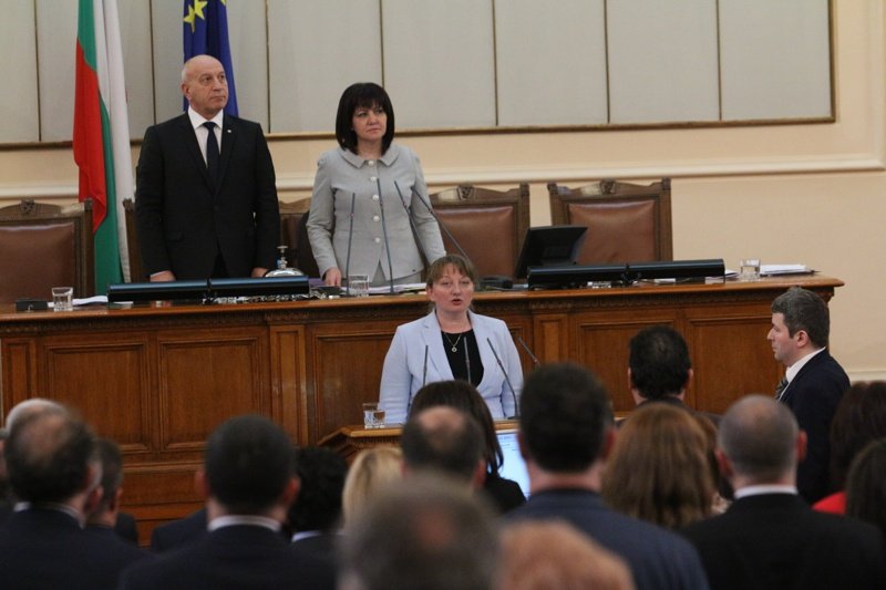 Деница Сачева стана социален министър, докато Борисов тества електромобил
