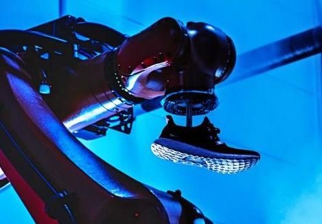 "Адидас" затваря роботизираните си заводи в Германия и САЩ