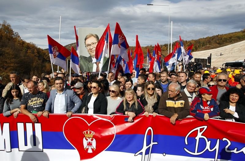Организираната от режима на Александър Вучич тълпа. Снимка: ЕПА/БГНЕС