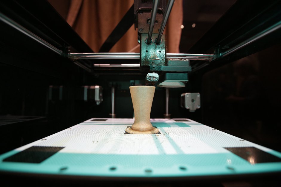 3D принтерът отпечатва чашата от бирени трици
