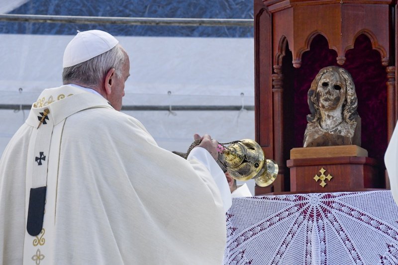 Папата отслужи литургия пред дървената статуя на Дева Мария, оцеляла при ядрената бомба в Нагасаки, сн. ЕПА/БГНЕС