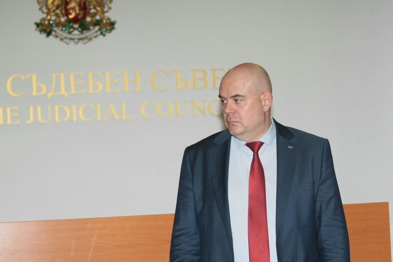 Вече 150 съдии искат дисциплинарно преследване срещу Гешев и извинение