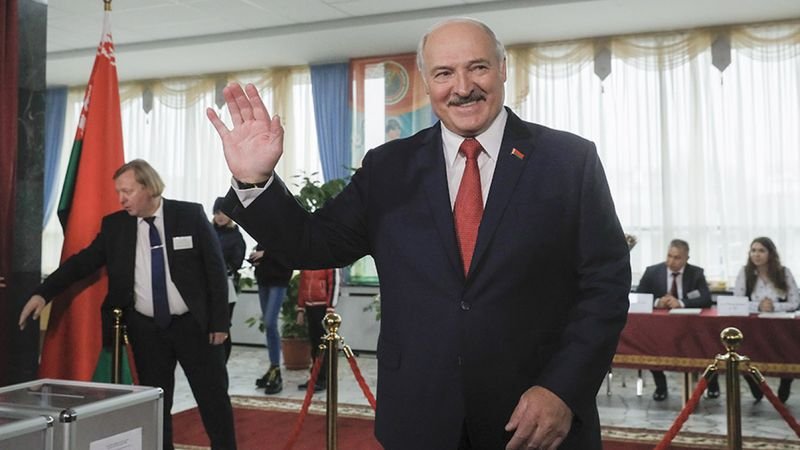 Президентът Александър Лукашенко след като е гласува на изборите в неделя