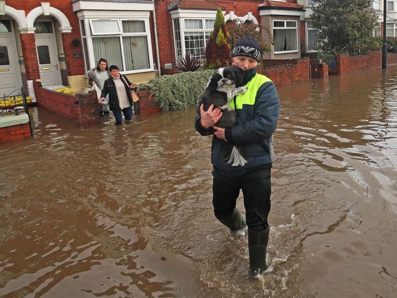 Жена загина, а десетки бяха евакуирани заради наводнения в Северна Англия