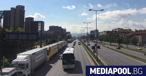 Превозвачи заплашиха да спрат зареждането на магазините и превоза на