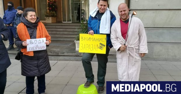Жители на Перник протестираха с кърпи легени халати и празни