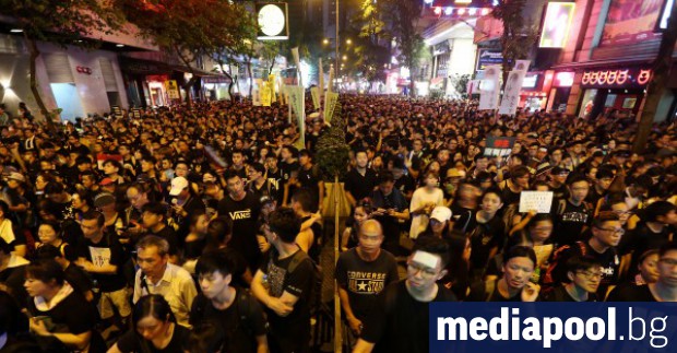 Полицията в Хонконг използва сълзотворен газ срещу антиправителствени демонстранти при
