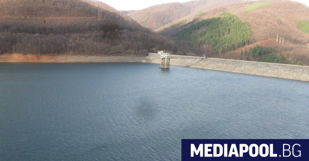 Язовир Бебреш, която снабдява с вода община Ботевград, се пилзва