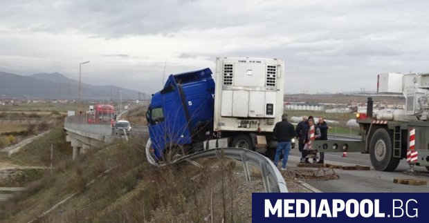 Движението на магистрала Струма в района на Петрич бе блокирано