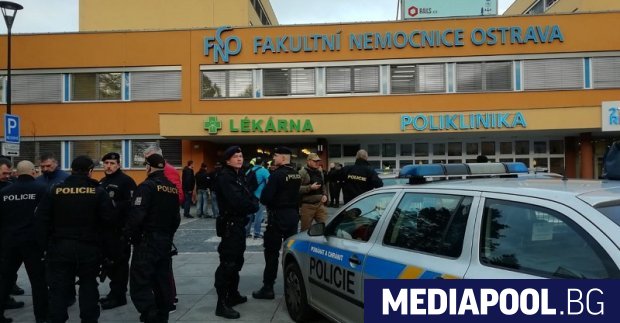 Въоръжен мъж откри огън в болница в чешкия град Острава.