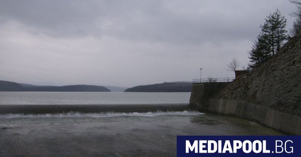 Заради неотложни ремонти по довеждащия водопровод от язовир Тича на