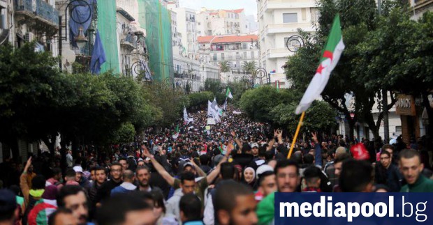 Голямо шествие от протестиращи премина през центъра на алжирската столица