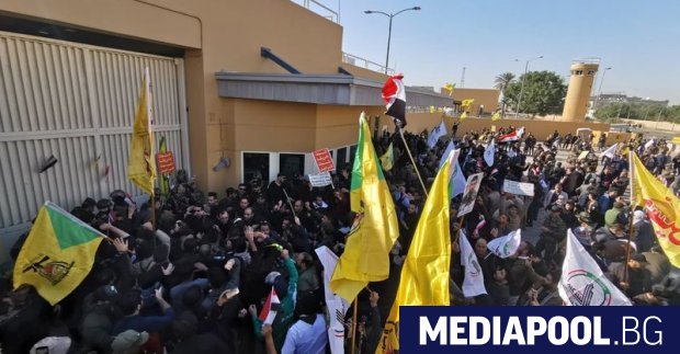 Десетки гневни привърженици на шиитски милиции щурмуваха посолството на САЩ