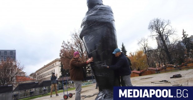 Инсталация в която мумия символизира че комунизмът е още жив