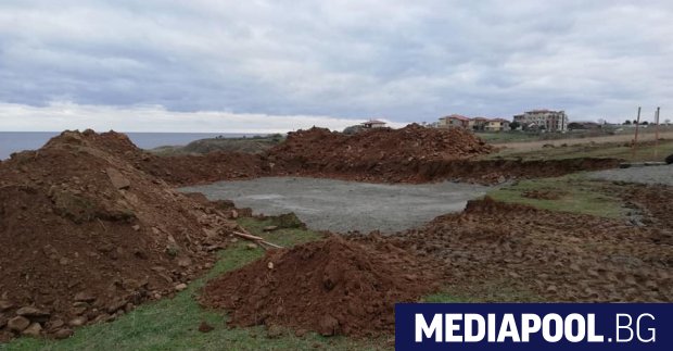 Нов строеж се появи на метри от скалите в черноморското