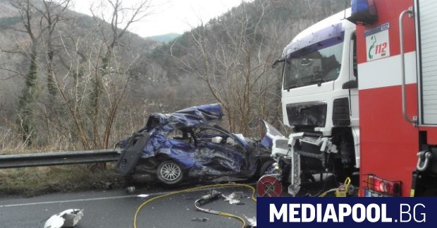 Тежка катастрофа между два тежкотоварни автомобила и лека кола затвори