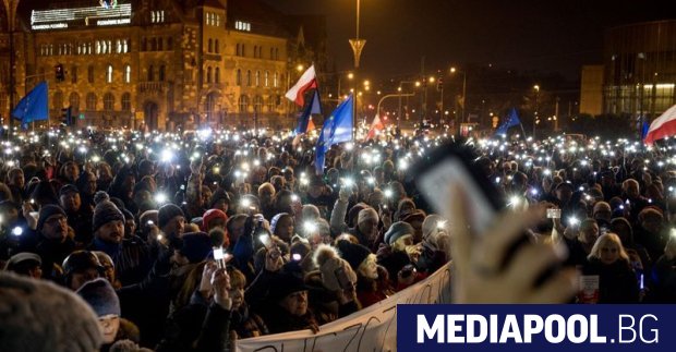 Хиляди излязоха на улиците на полски градове късно в сряда