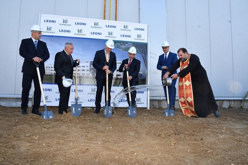 Икономическият министър Емил Караниколов на първа копка на бъдещият завод на "Леони" край Плевен