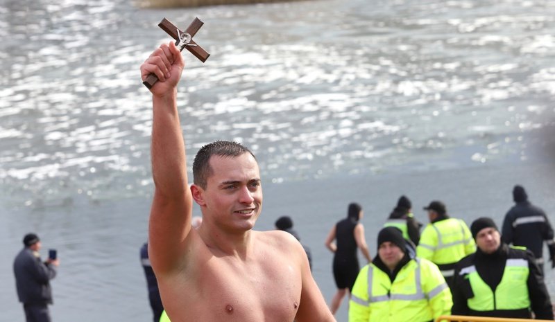 Стотици мъже скочиха в ледените води за кръста на Богоявление