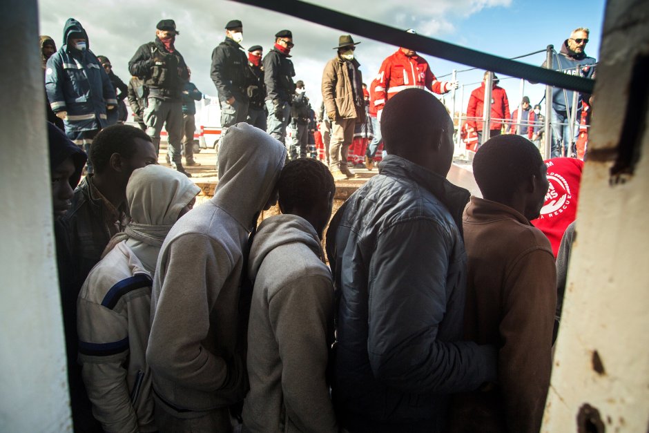 Броят на мигрантите, идващи в Италия по море, е намалял наполовина
