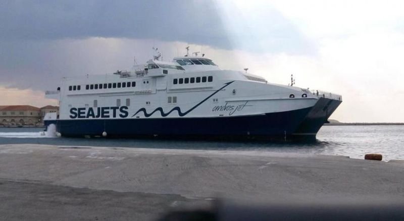 Фериботният трафик в Гърция е затруднен от силни бури