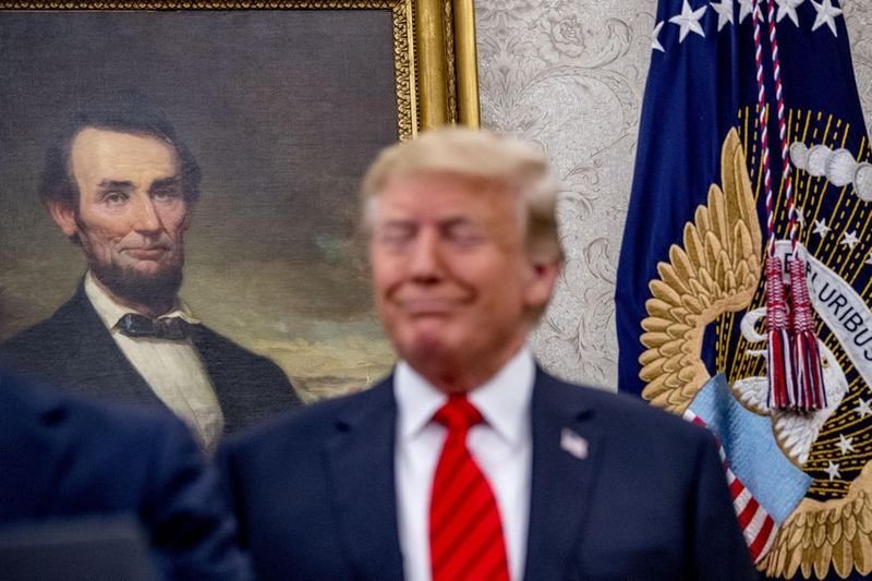 Портрет на Ейбрахам Линкълн зад гърба на президента Тръмп по време на официална церемония н Овалния кабинет на Белия дом през септември, 2019-та