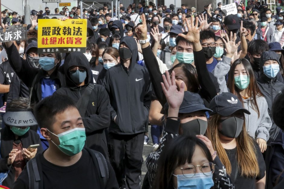 Хиляди жители на Хонконг протестираха срещу паралелните търговци от Китай