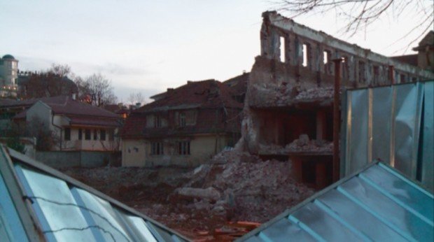Проверява се паднала стена на защитен тютюнев склад в Пловдив