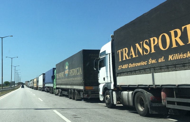Движението на камионите над 12 т ще бъде ограничено по магистралите и натоваренитe пътища