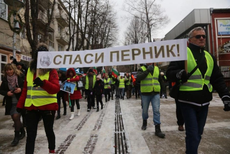 Перничани поискаха присъди и заплашиха да докарат сурвакарите в София