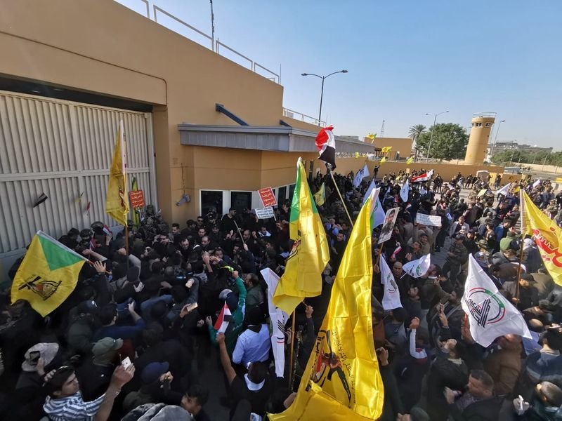 Протестиращи нахлуха в посолския комплекс на САЩ в Багдад
