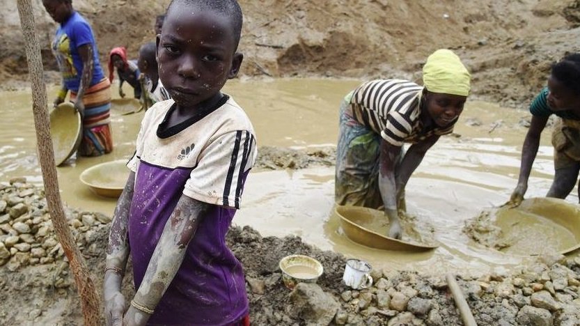 Деца работят при тежки условия в кобалтова мина в Демократична република Конго, сн. ЕПА/БГНЕС