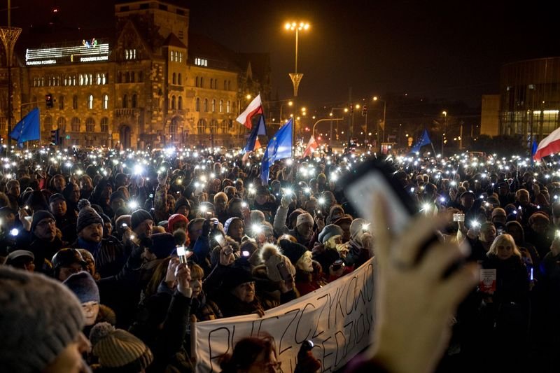 Хиляди поляци протестираха срещу правителствения контрол над съдиите