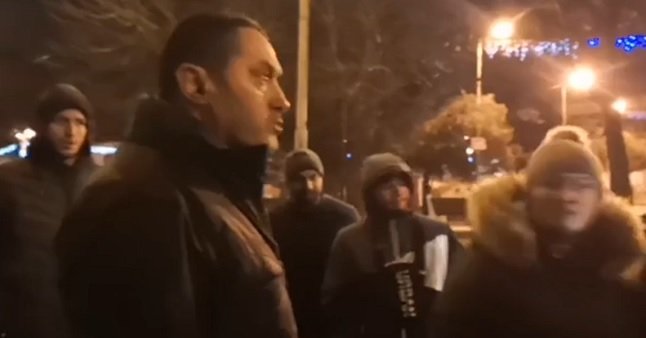 Шефът на пернишката полиция Димитър Попов се опитва да успокои протестиращите. 