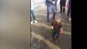 Задържаха бащата на 2-годишното дете, заснето с бира и неадекватно