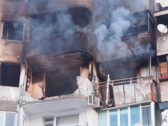 Взривът в апартамент във Варна вероятно е причинен от бензин и газ