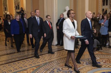 Демократите от Камарата на представителите предадоха в Сената обвинителния акт срещу Тръмп