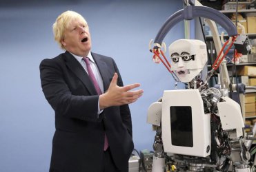 Борис Джонсън си говори с робот 