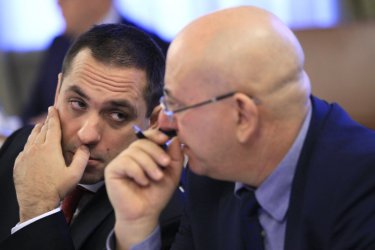Министрите на икономиката и на околната среда Емил Николов и Емил Димитров по време на днешното правителствено заседание. Сн. БГНЕС