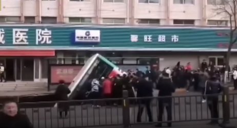 Автобус падна в дупка на улицата в Китай, най-малко шестима загинаха