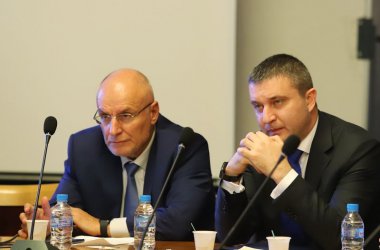 "Днес имахме избор - или да продължим в посока евро, или да не продължим", каза министър Владислав Горанов, който защити новите текстове с управителя на БНБ Димитър Радев. Снимка: БГНЕС