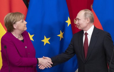 Руският президент заедно с канцлерката на Германия Ангела Меркел, която ще е домакин на конференцията за Либия