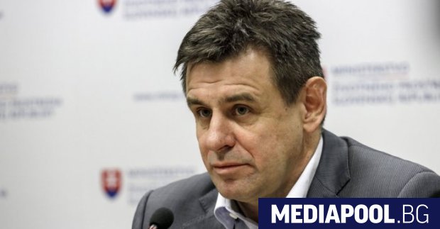 Словашкият министър на околната среда Ласло Шолимош подаде оставка след